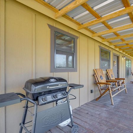 Rustic-Chic Country Cabin - 10 Mi To Main Street! เฟรเดอริกส์เบิร์ก ภายนอก รูปภาพ