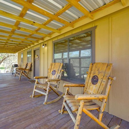 Rustic-Chic Country Cabin - 10 Mi To Main Street! เฟรเดอริกส์เบิร์ก ภายนอก รูปภาพ
