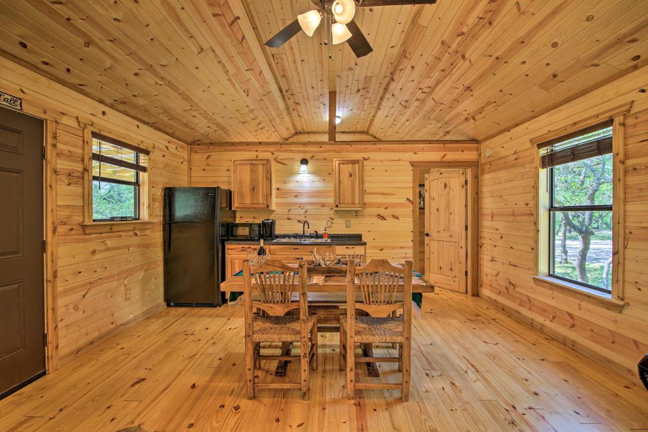Rustic-Chic Country Cabin - 10 Mi To Main Street! เฟรเดอริกส์เบิร์ก ภายนอก รูปภาพ