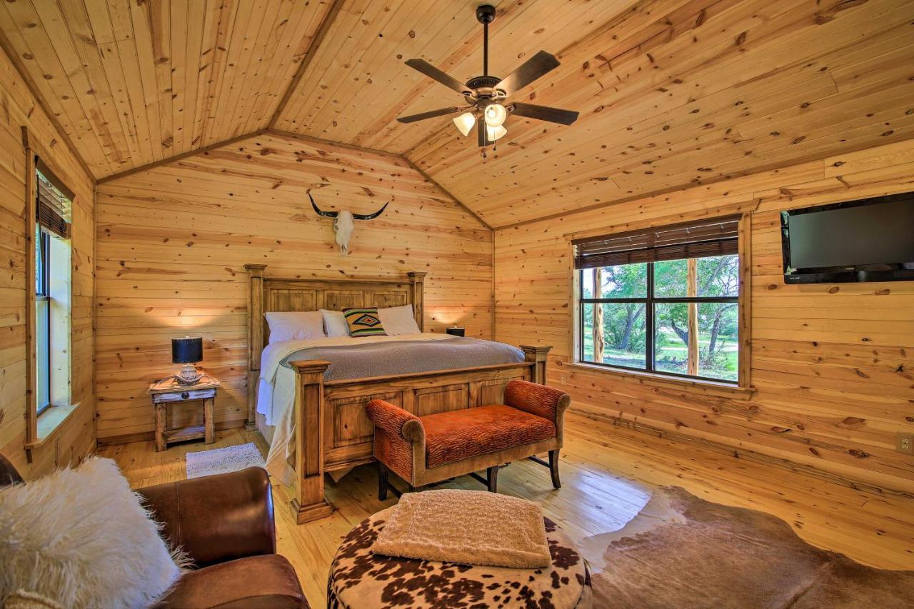 Rustic-Chic Country Cabin - 10 Mi To Main Street! เฟรเดอริกส์เบิร์ก ภายนอก รูปภาพ