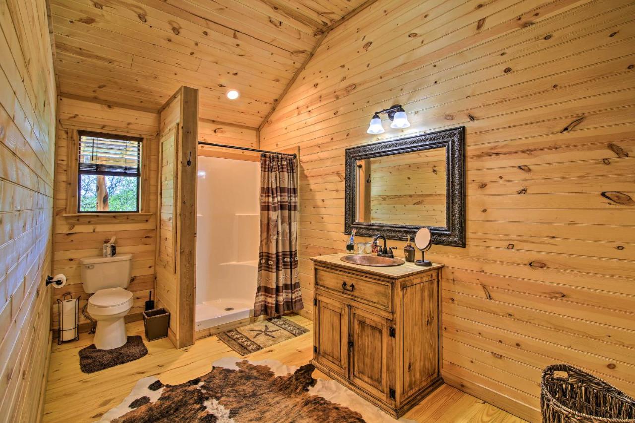 Rustic-Chic Country Cabin - 10 Mi To Main Street! เฟรเดอริกส์เบิร์ก ภายนอก รูปภาพ