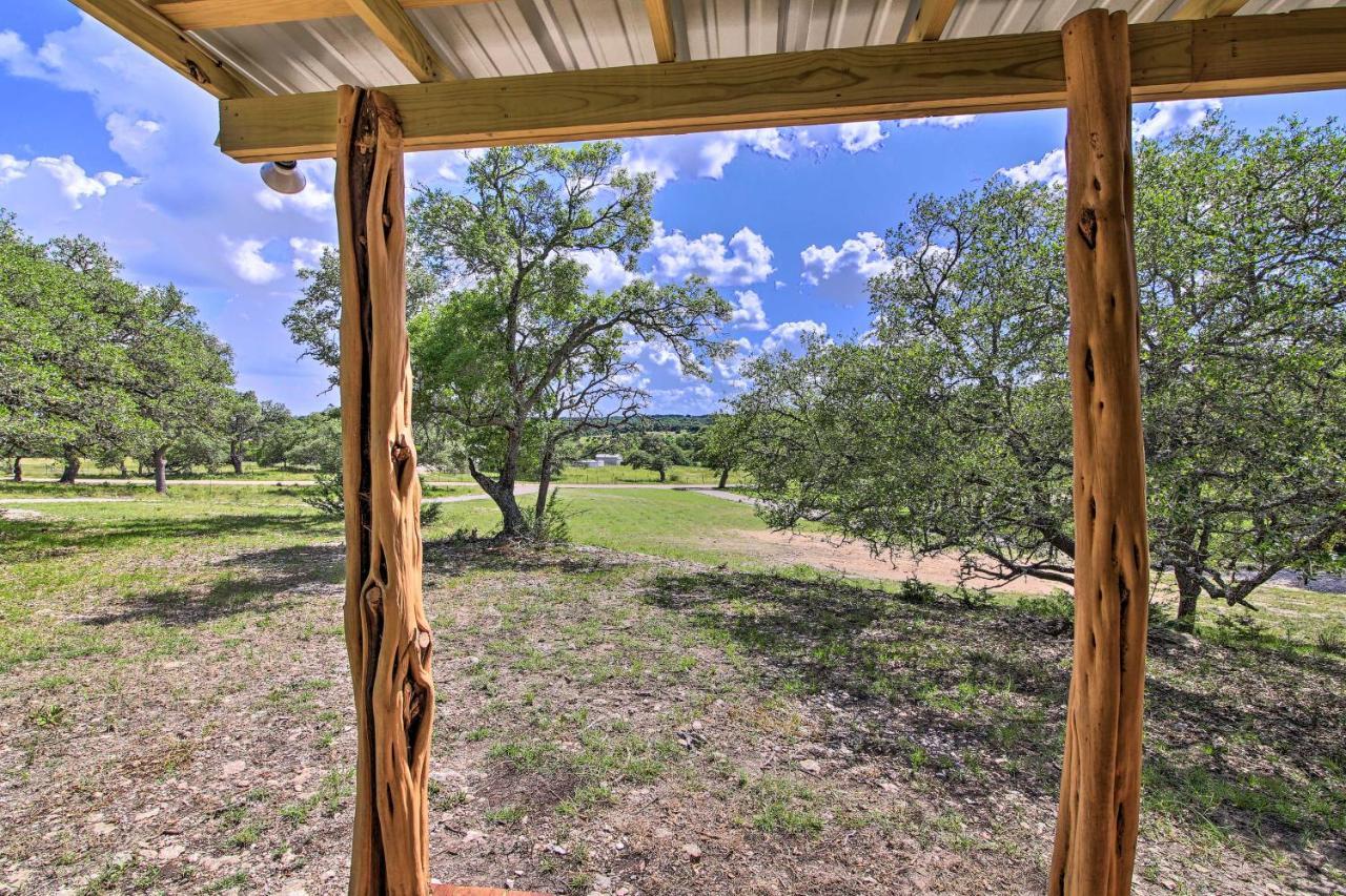 Rustic-Chic Country Cabin - 10 Mi To Main Street! เฟรเดอริกส์เบิร์ก ภายนอก รูปภาพ