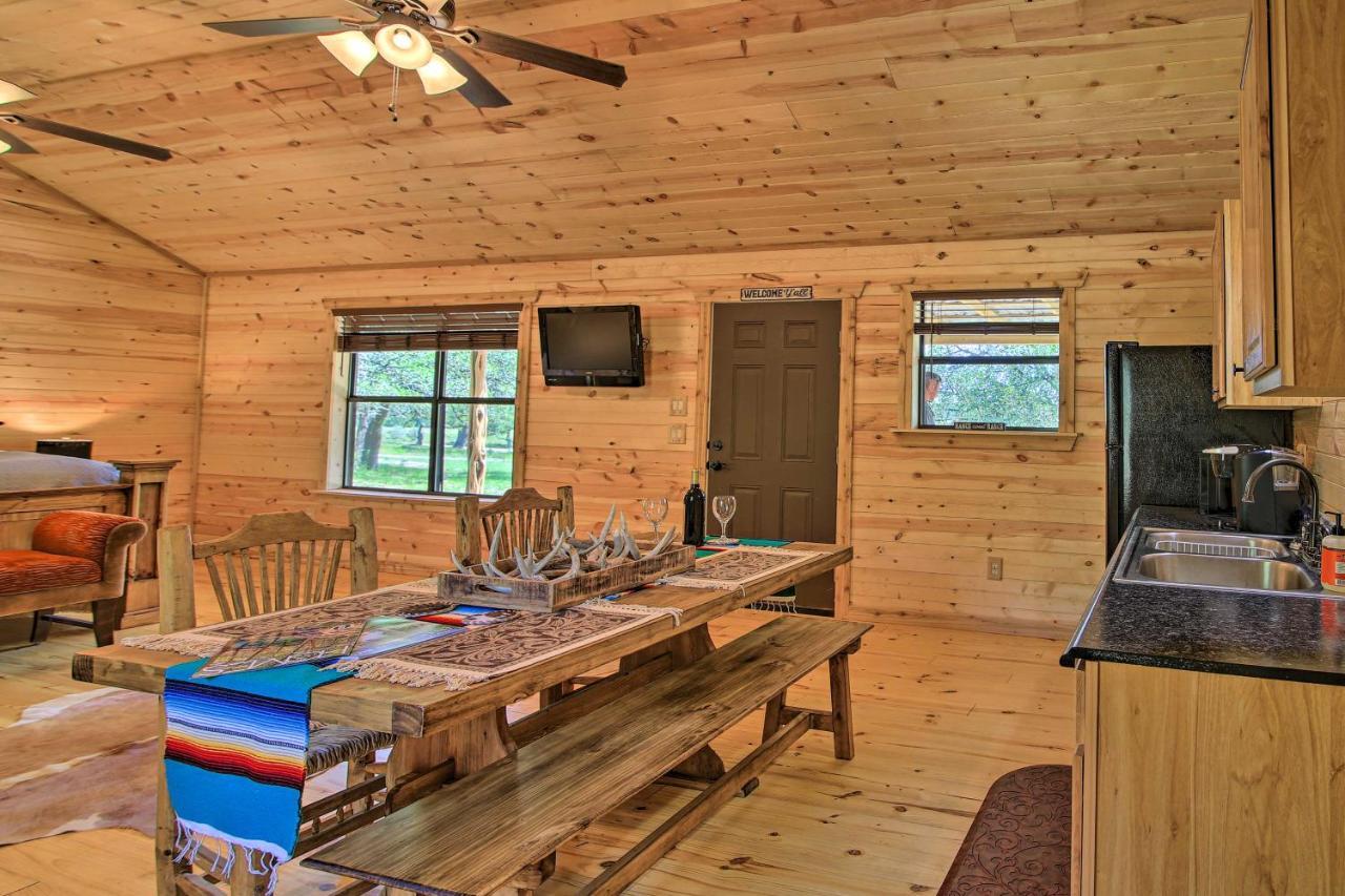 Rustic-Chic Country Cabin - 10 Mi To Main Street! เฟรเดอริกส์เบิร์ก ภายนอก รูปภาพ