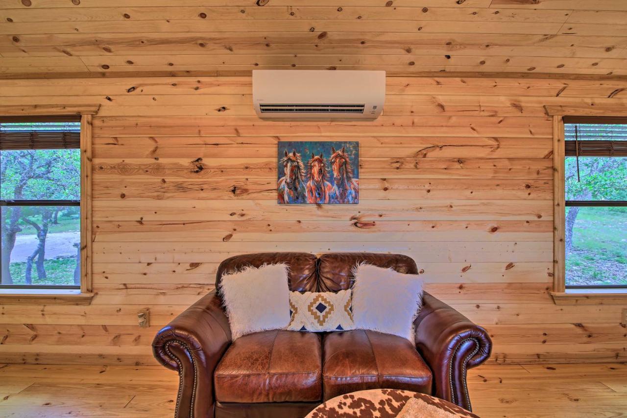 Rustic-Chic Country Cabin - 10 Mi To Main Street! เฟรเดอริกส์เบิร์ก ภายนอก รูปภาพ