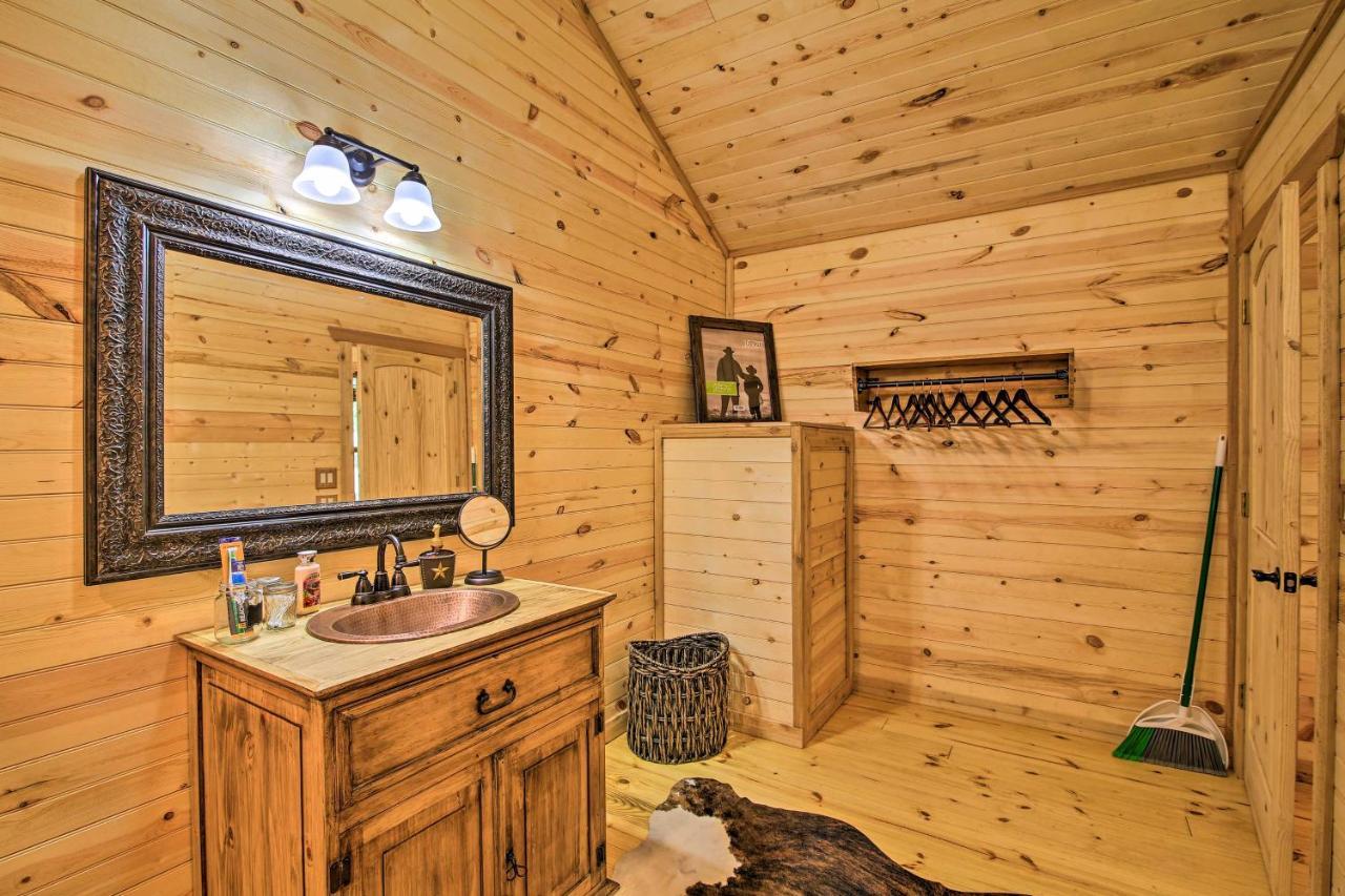 Rustic-Chic Country Cabin - 10 Mi To Main Street! เฟรเดอริกส์เบิร์ก ภายนอก รูปภาพ