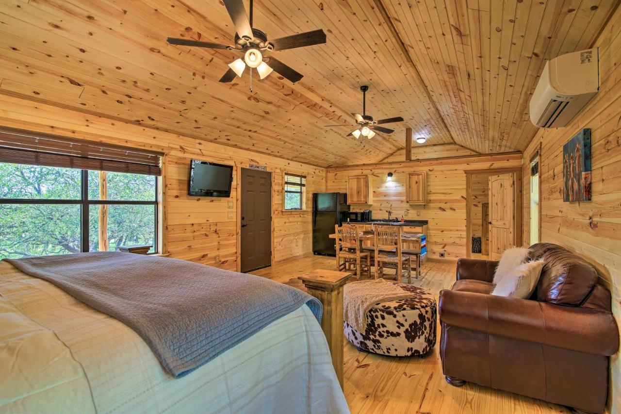 Rustic-Chic Country Cabin - 10 Mi To Main Street! เฟรเดอริกส์เบิร์ก ภายนอก รูปภาพ