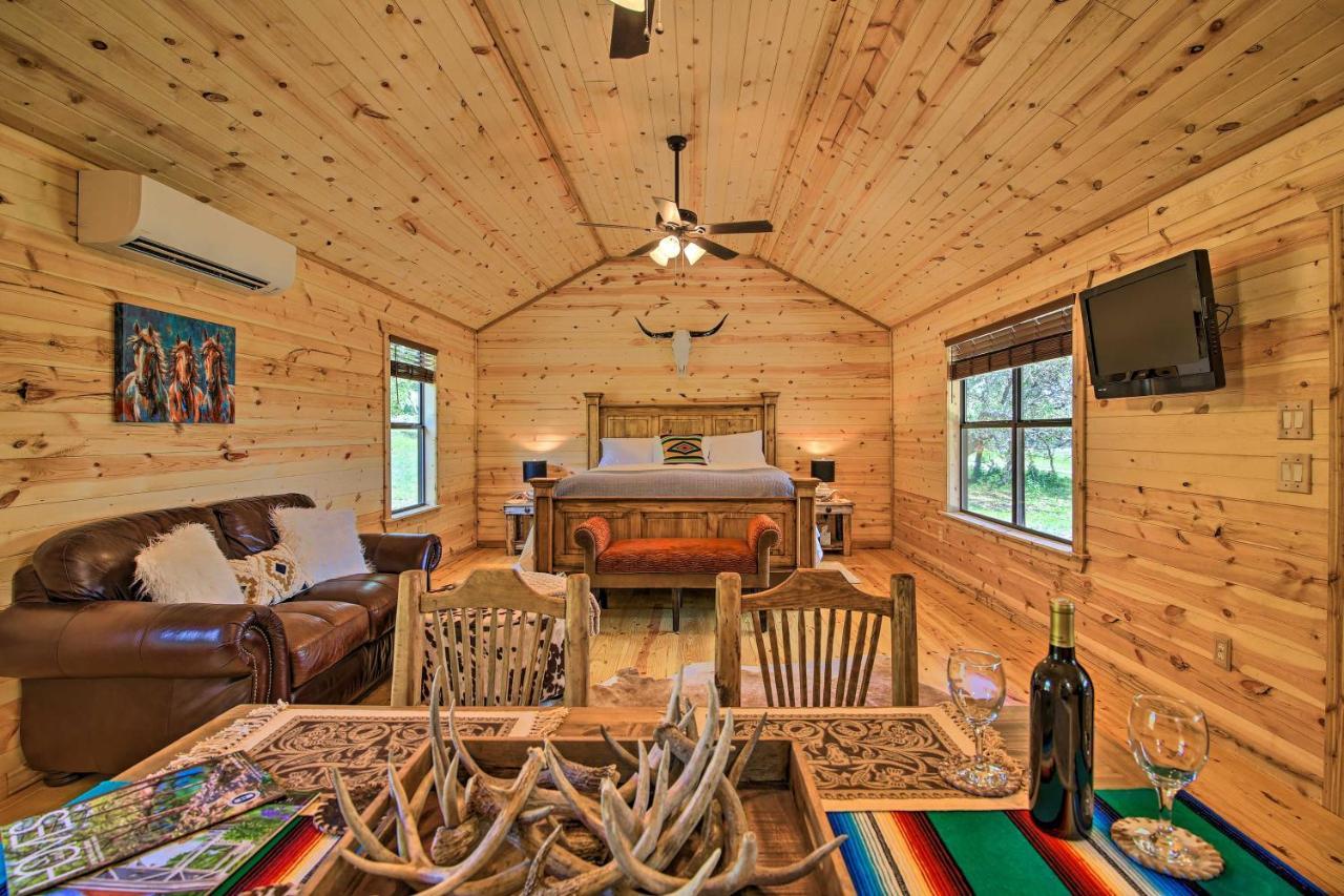 Rustic-Chic Country Cabin - 10 Mi To Main Street! เฟรเดอริกส์เบิร์ก ภายนอก รูปภาพ
