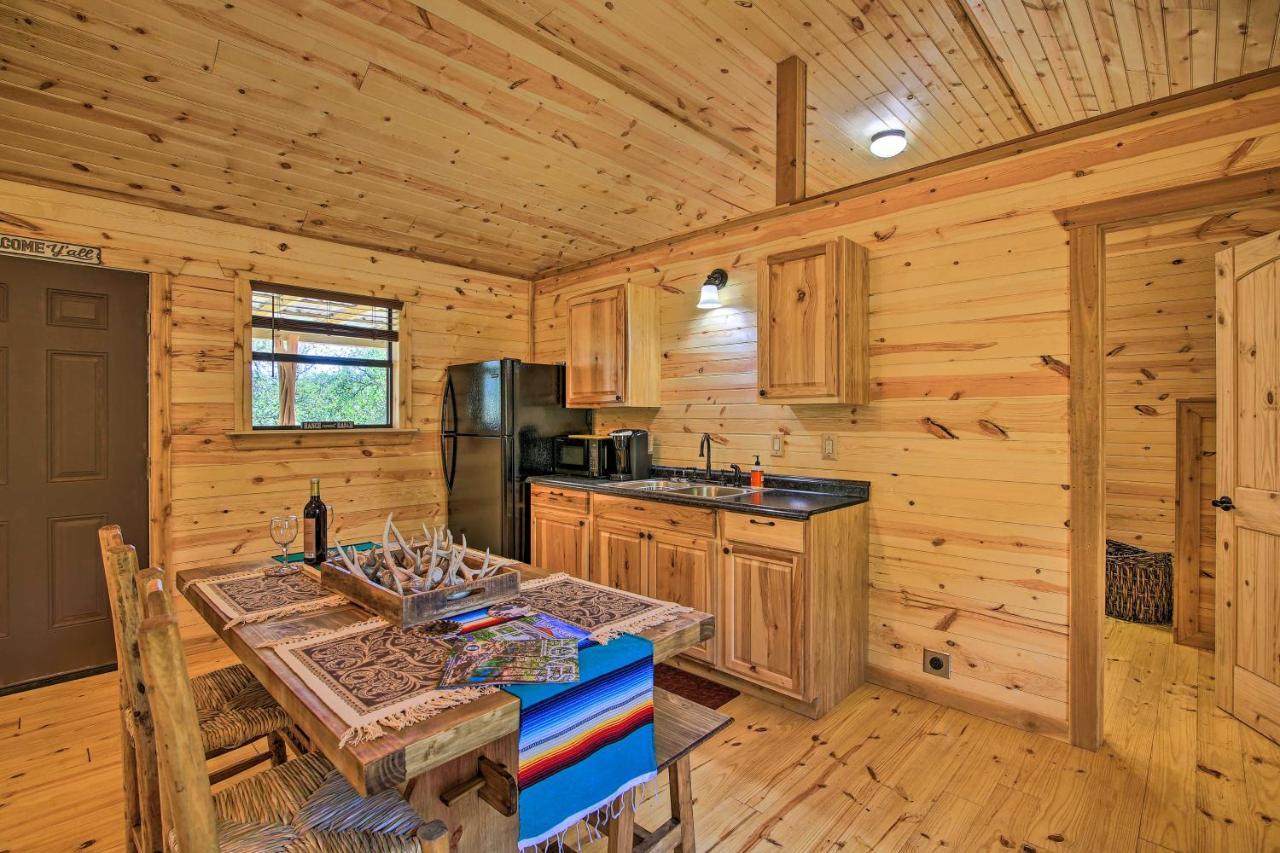 Rustic-Chic Country Cabin - 10 Mi To Main Street! เฟรเดอริกส์เบิร์ก ภายนอก รูปภาพ