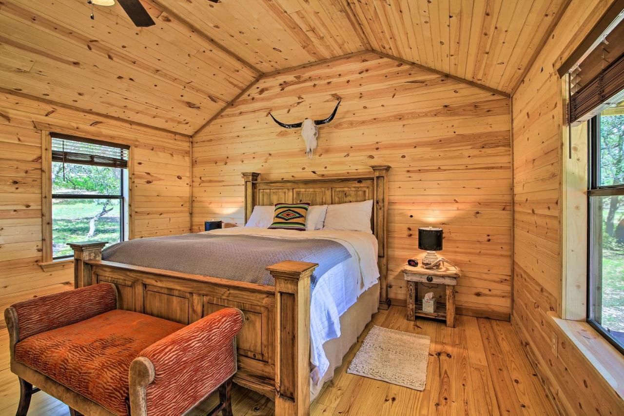 Rustic-Chic Country Cabin - 10 Mi To Main Street! เฟรเดอริกส์เบิร์ก ภายนอก รูปภาพ