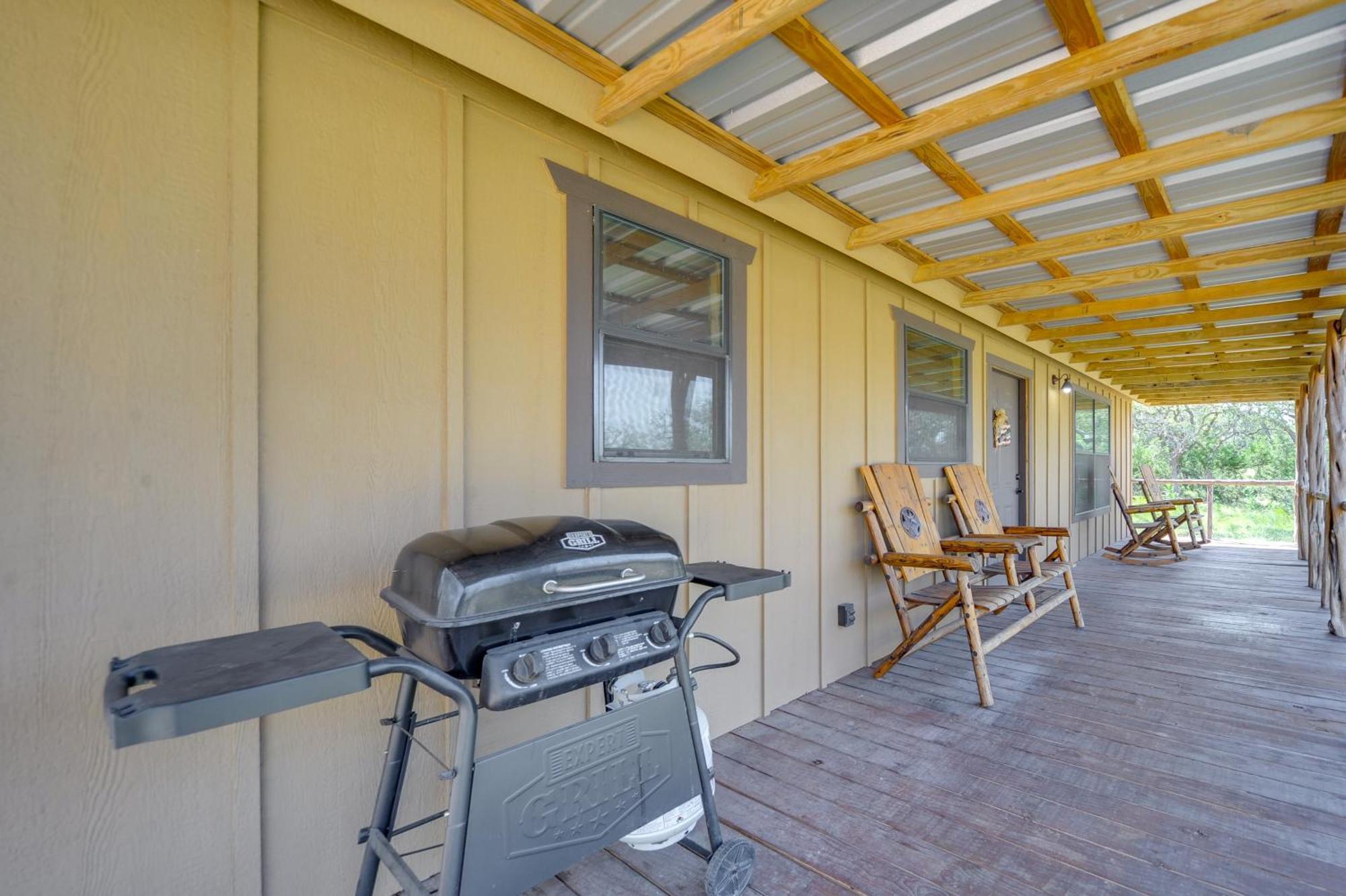 Rustic-Chic Country Cabin - 10 Mi To Main Street! เฟรเดอริกส์เบิร์ก ภายนอก รูปภาพ