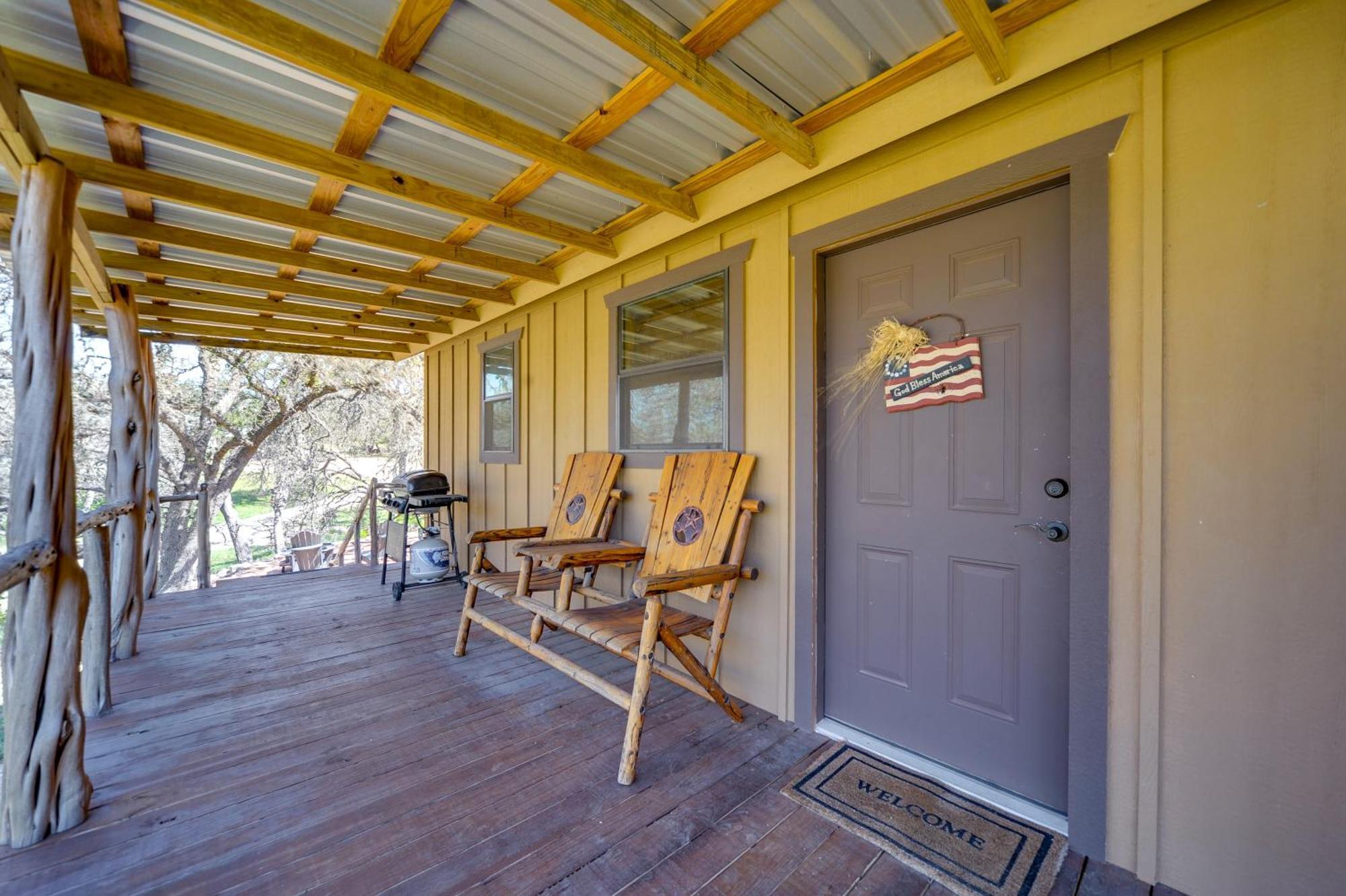 Rustic-Chic Country Cabin - 10 Mi To Main Street! เฟรเดอริกส์เบิร์ก ภายนอก รูปภาพ