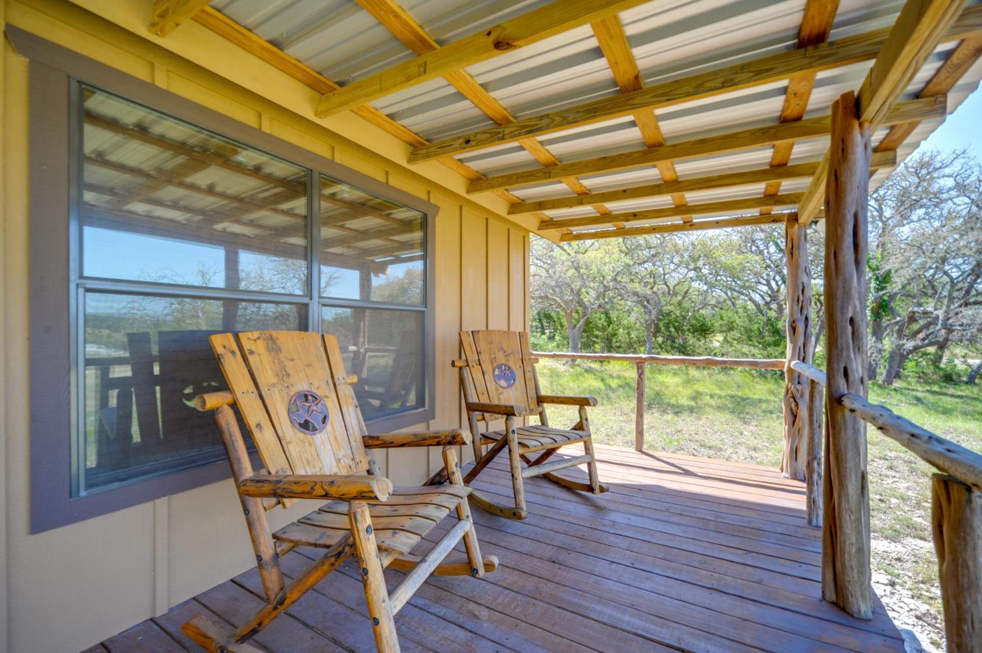 Rustic-Chic Country Cabin - 10 Mi To Main Street! เฟรเดอริกส์เบิร์ก ภายนอก รูปภาพ