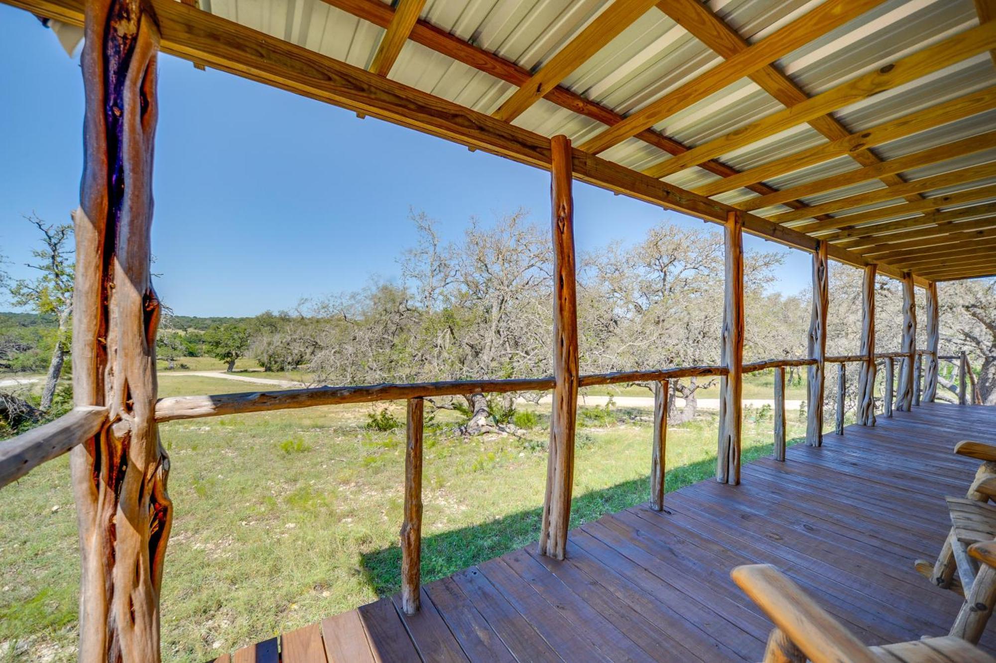 Rustic-Chic Country Cabin - 10 Mi To Main Street! เฟรเดอริกส์เบิร์ก ภายนอก รูปภาพ