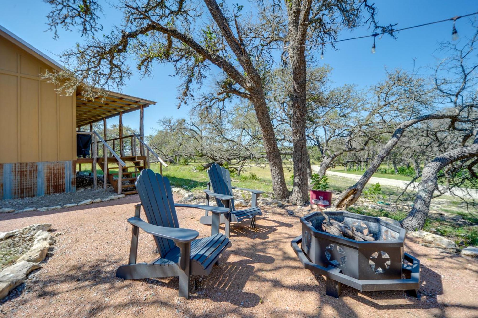 Rustic-Chic Country Cabin - 10 Mi To Main Street! เฟรเดอริกส์เบิร์ก ภายนอก รูปภาพ