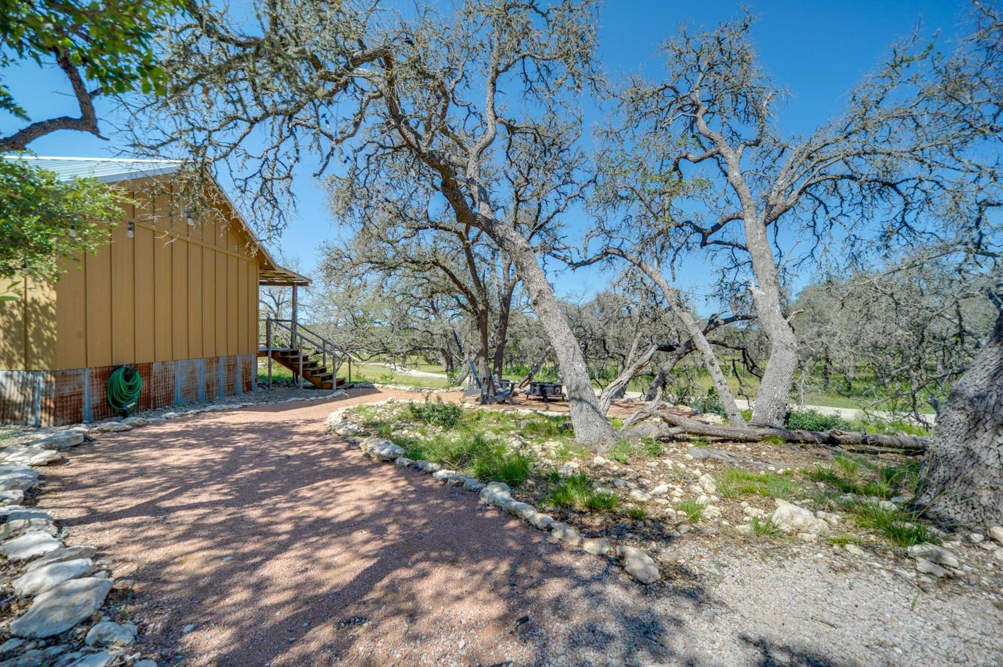 Rustic-Chic Country Cabin - 10 Mi To Main Street! เฟรเดอริกส์เบิร์ก ภายนอก รูปภาพ