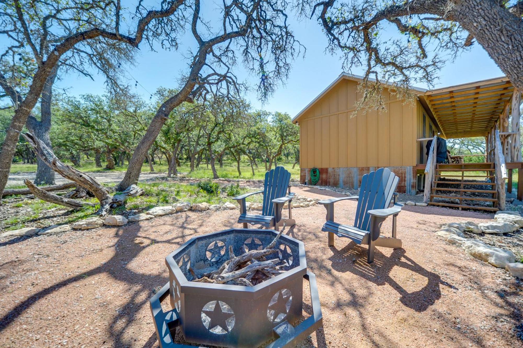 Rustic-Chic Country Cabin - 10 Mi To Main Street! เฟรเดอริกส์เบิร์ก ภายนอก รูปภาพ