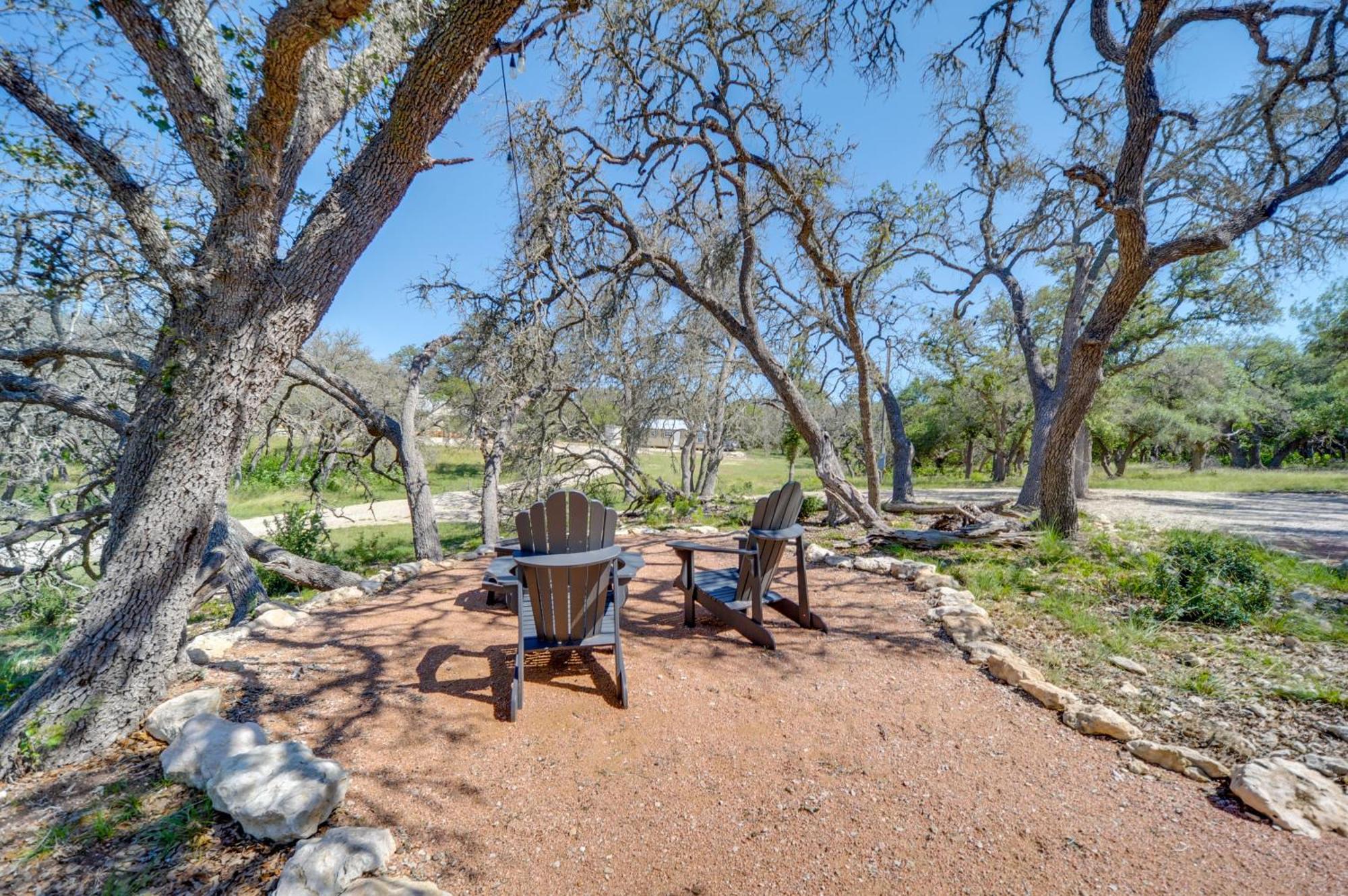 Rustic-Chic Country Cabin - 10 Mi To Main Street! เฟรเดอริกส์เบิร์ก ภายนอก รูปภาพ
